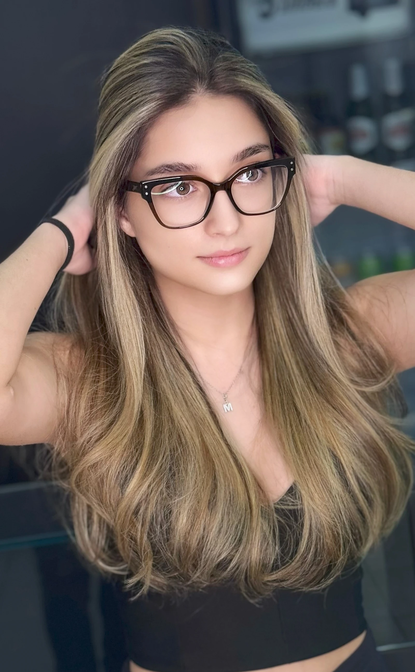 Cabelo longo com acabamento em camadas, trabalho de John no Romana Hair Studio