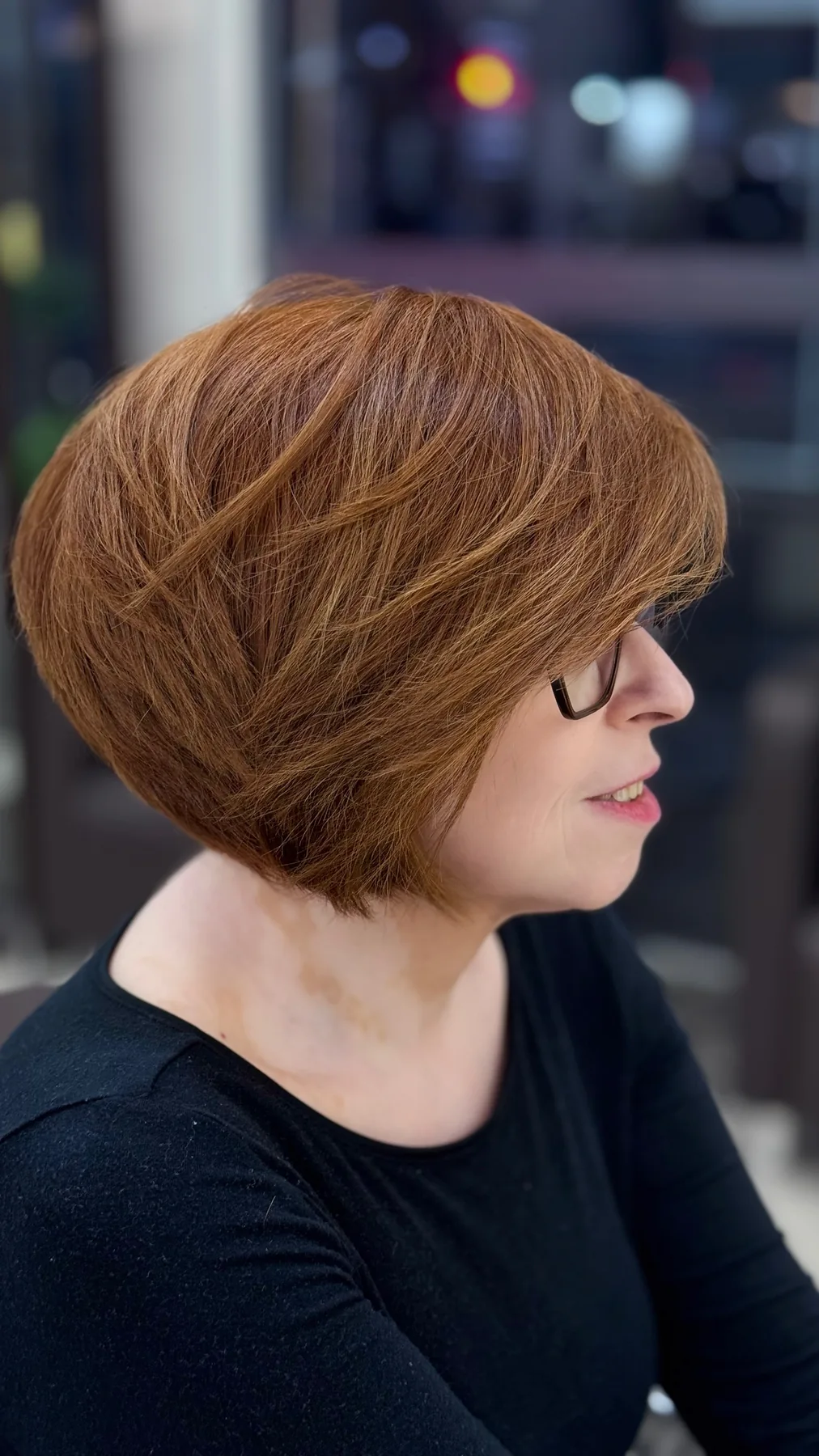 Corte bob acobreado visto de perfil, trabalho de John no Romana Hair Studio