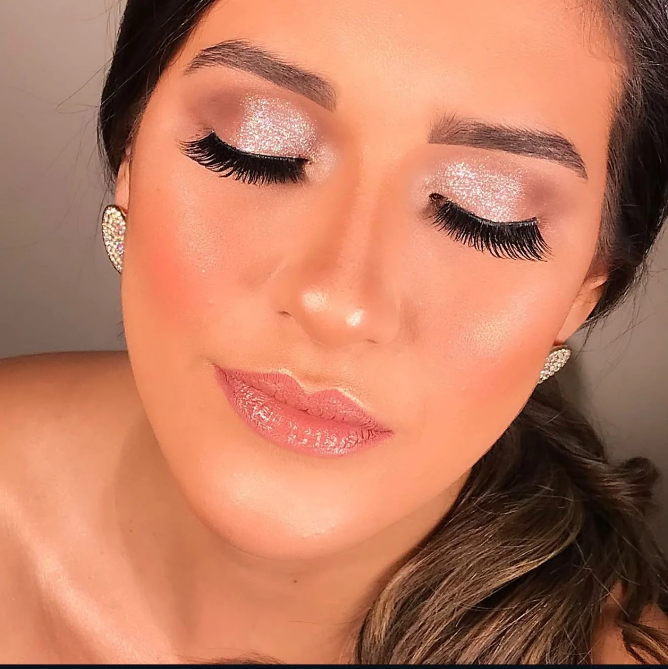 Maquiagem com olhos iluminados e acabamento delicado