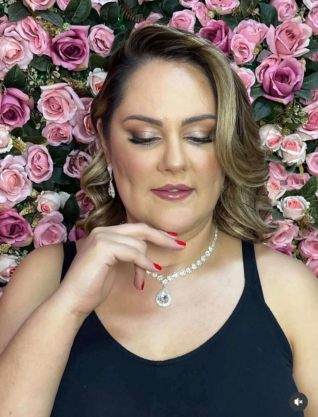Maquiagem com olhos esfumados e batom rosado, trabalho do Romana Hair Studio