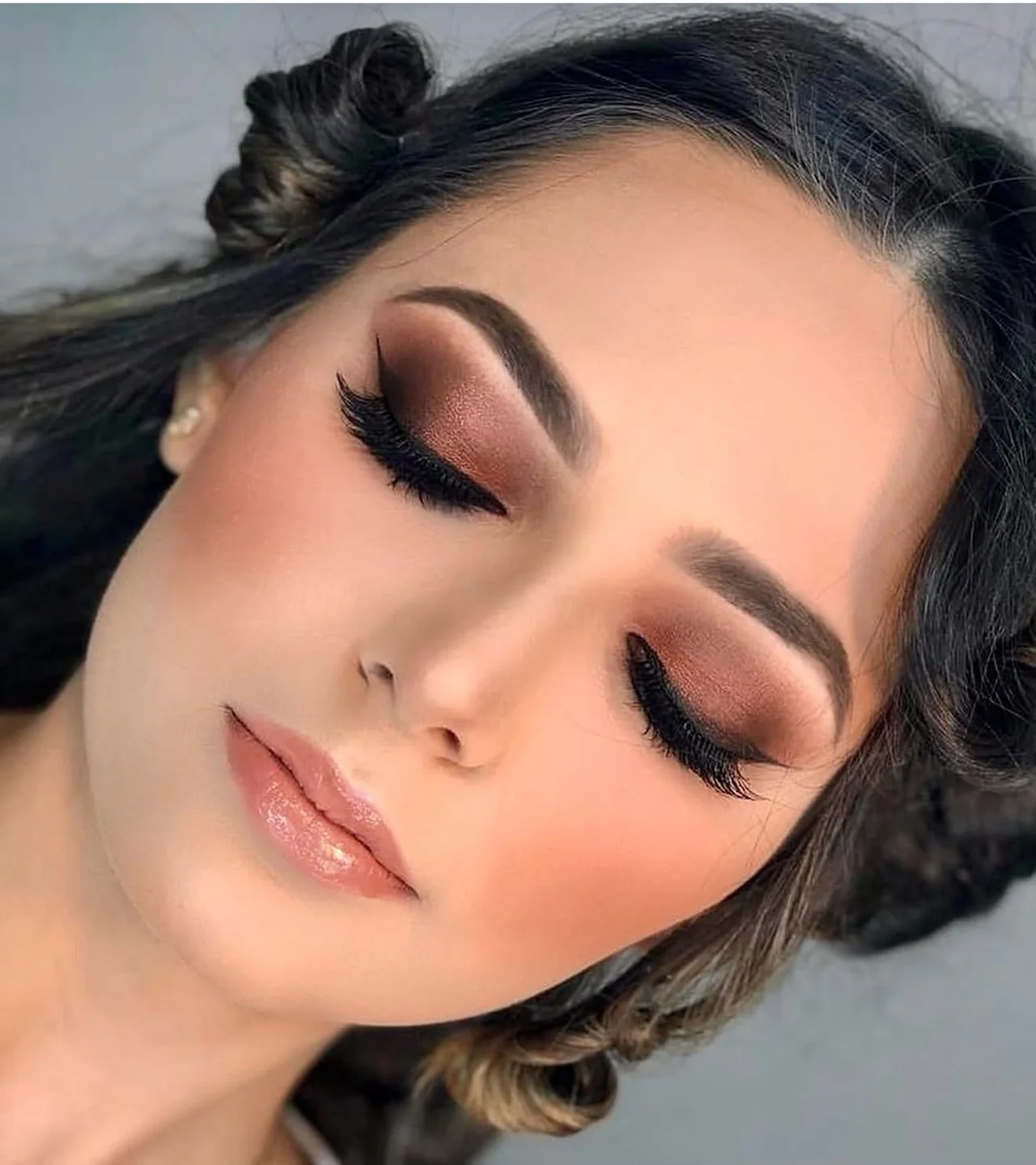 Maquiagem de olhos em tons quentes com delineado, trabalho do Romana Hair Studio