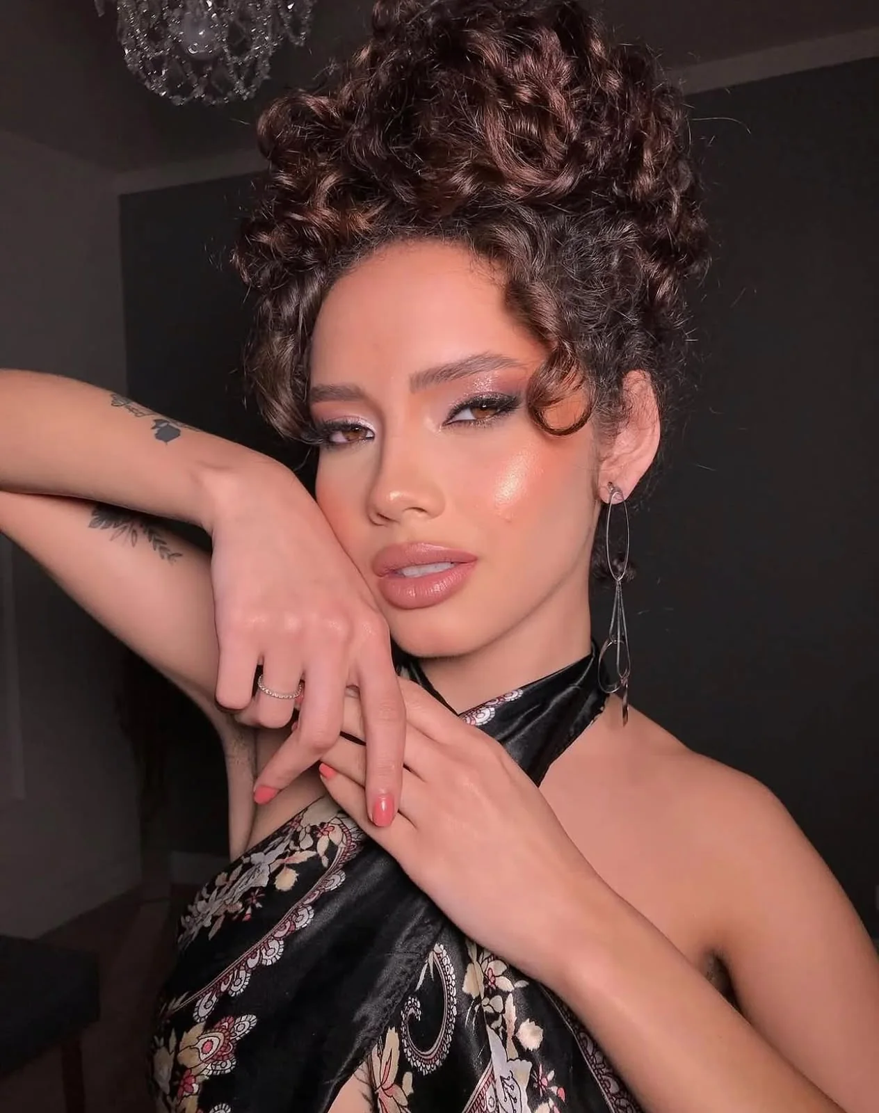 Maquiagem iluminada com olhos marcados e batom nude, trabalho do Romana Hair Studio