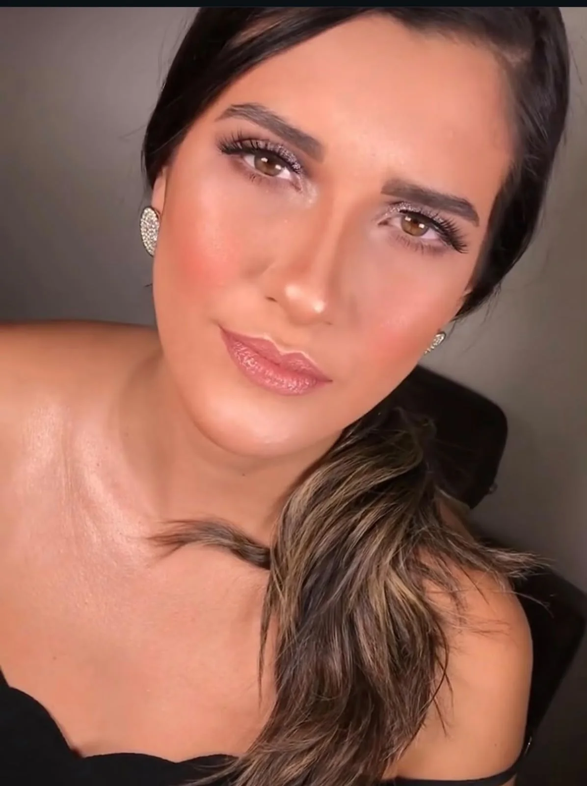 Maquiagem iluminada em tons rosados, trabalho do Romana Hair Studio
