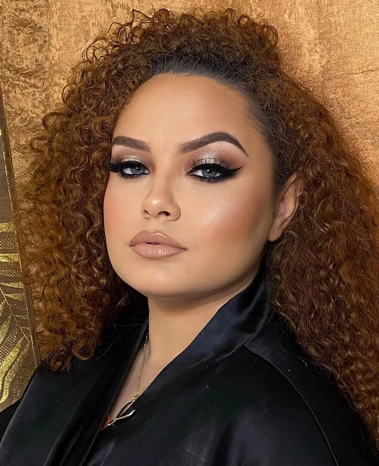 Maquiagem com olhos delineados e brilho, trabalho do Romana Hair Studio