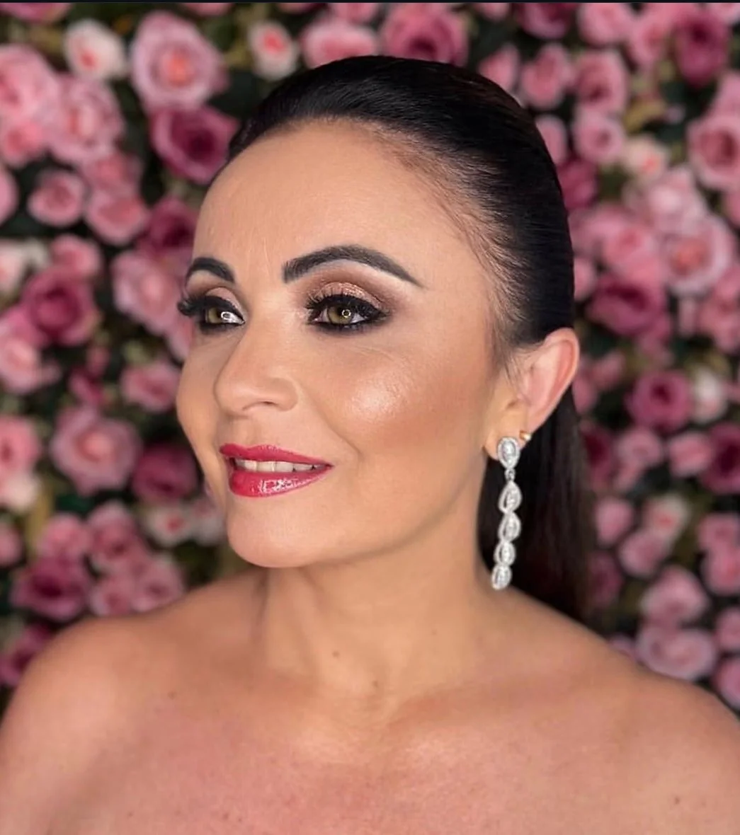 Maquiagem com olhos esfumados e batom vermelho rosado, trabalho do Romana Hair Studio