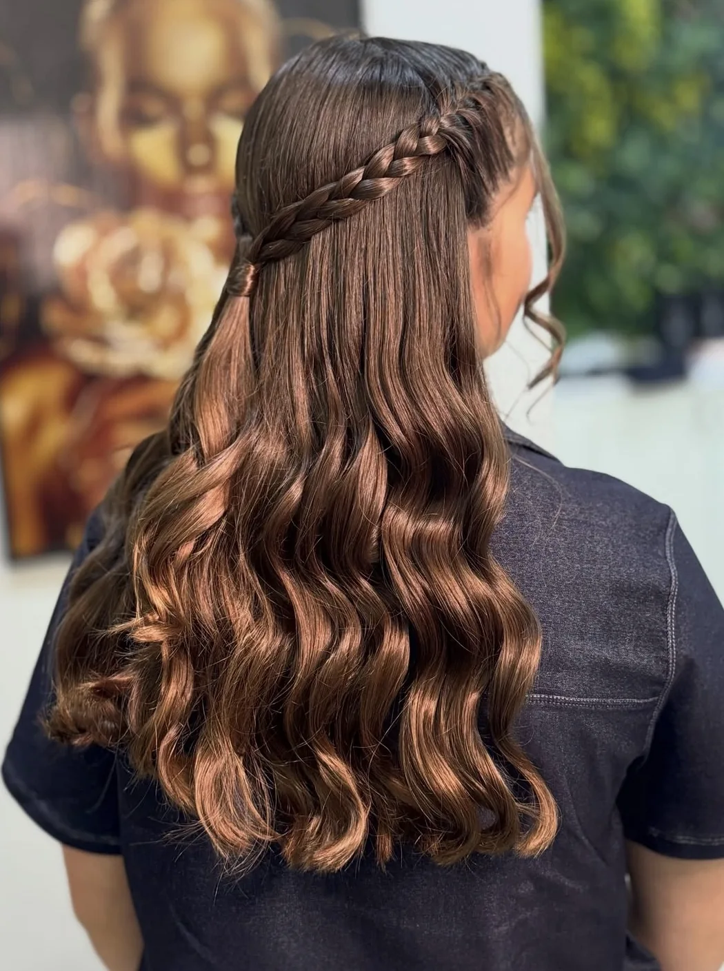 Penteado semipreso com trança e ondas castanhas, trabalho de Rafaela