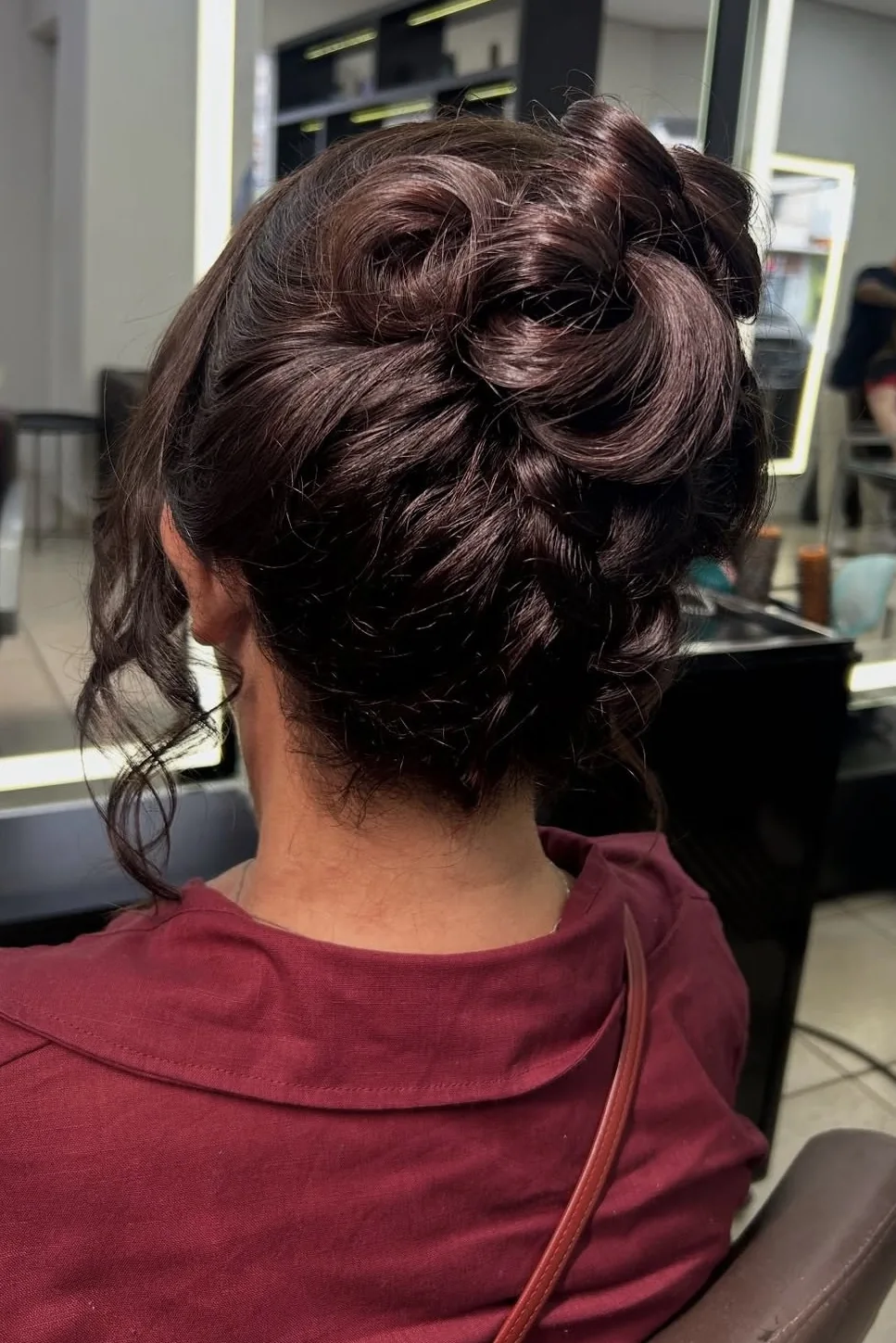Coque elaborado em cabelo castanho, trabalho da Rafaela no Romana Hair Studio