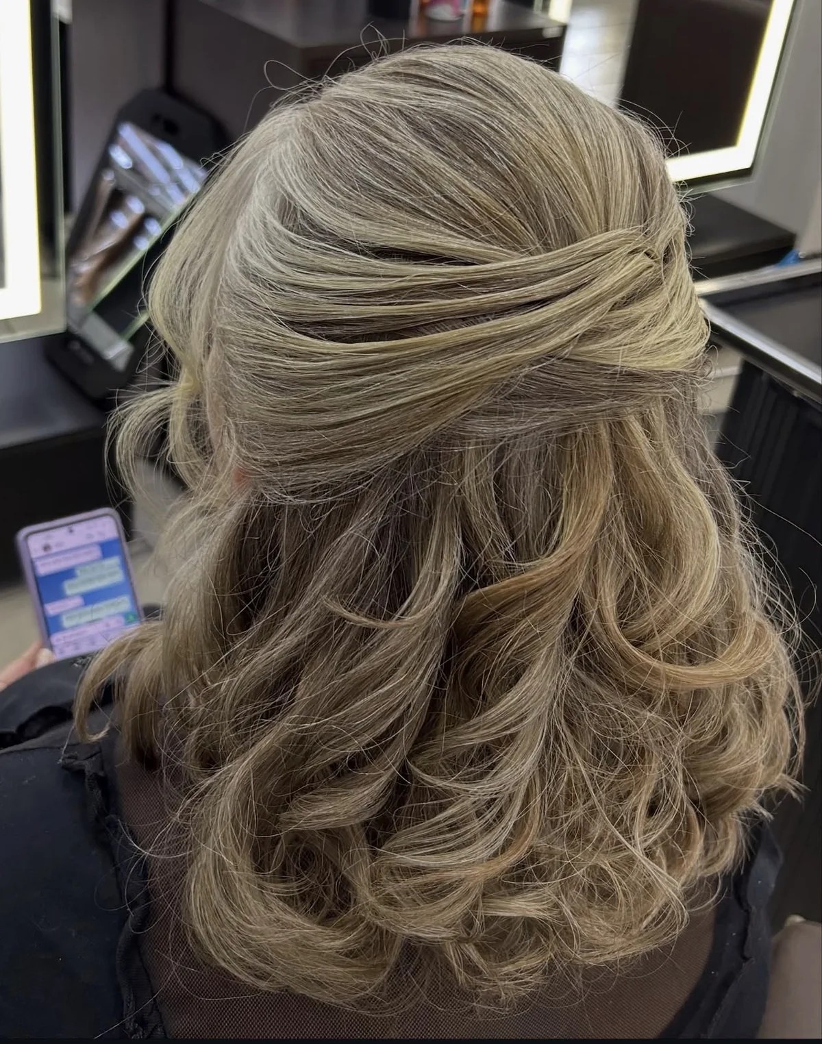 Penteado semipreso loiro com cachos, trabalho da Rafaela no Romana Hair Studio