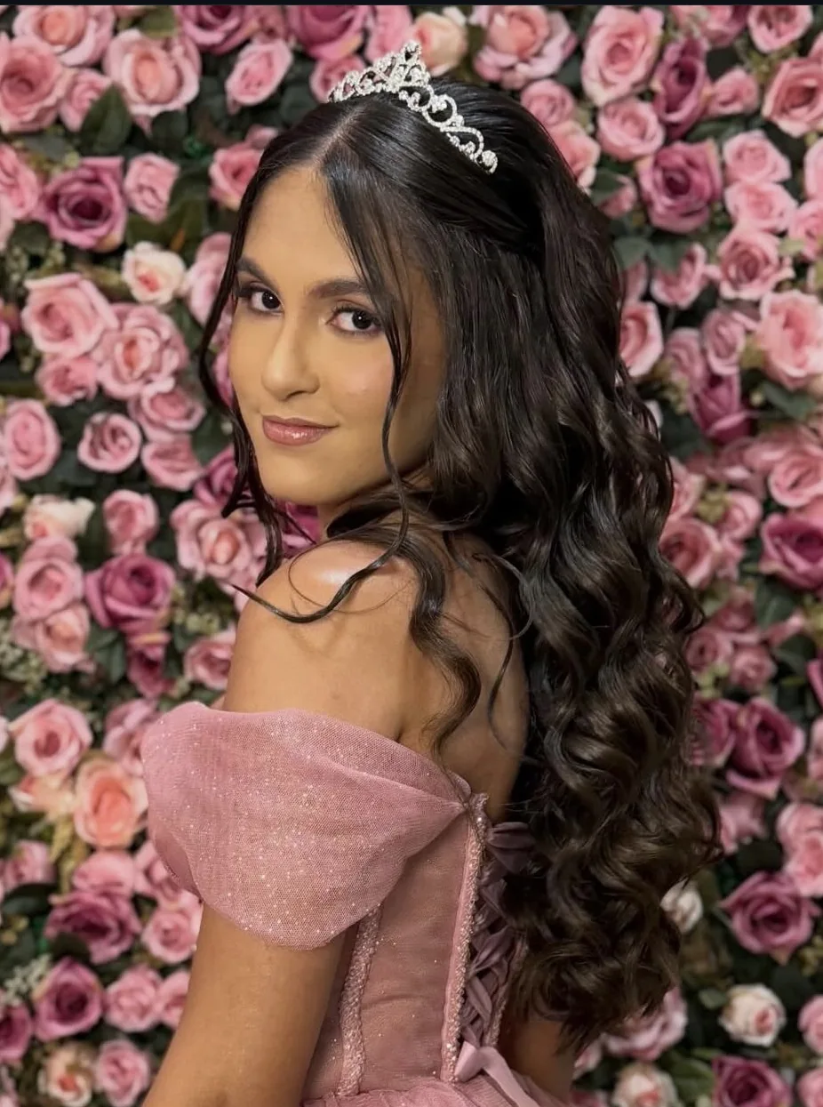 Penteado com ondas longas e tiara, trabalho da Rafaela no Romana Hair Studio