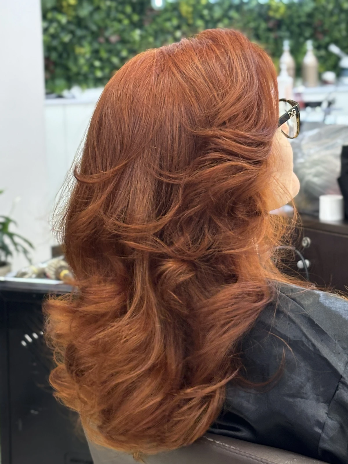 Corte em camadas e finalização ruiva, trabalho de Selma