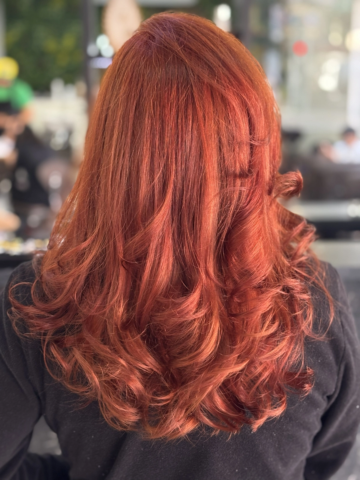 Corte longo com movimento e finalização ruiva, trabalho de Selma no Romana Hair Studio