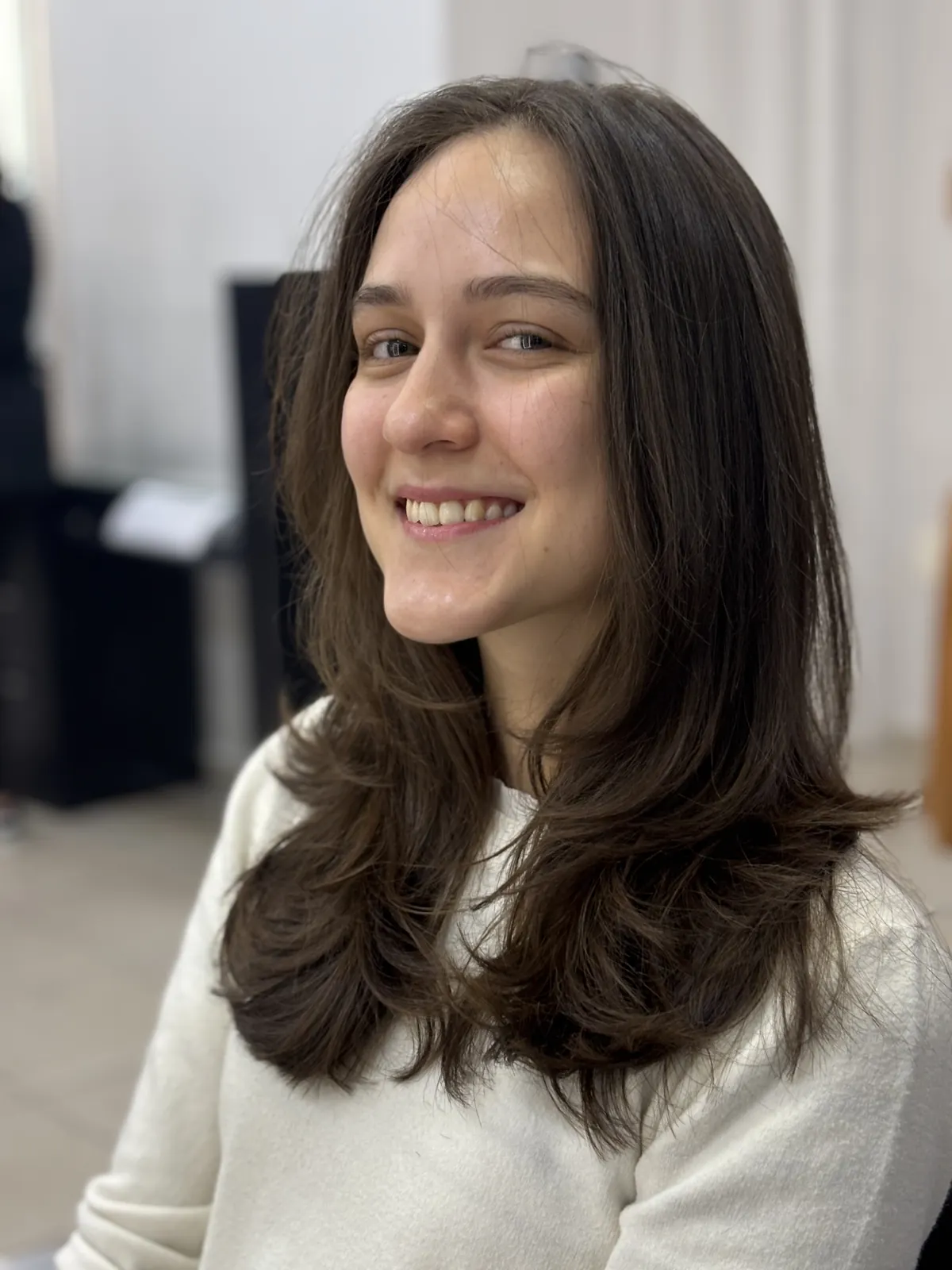 Corte médio castanho em camadas com movimento, trabalho de Selma no Romana Hair Studio