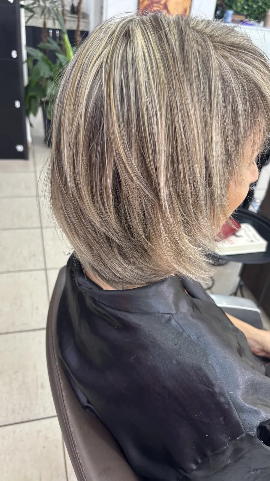 Corte médio loiro em camadas visto de perfil, trabalho de Selma no Romana Hair Studio