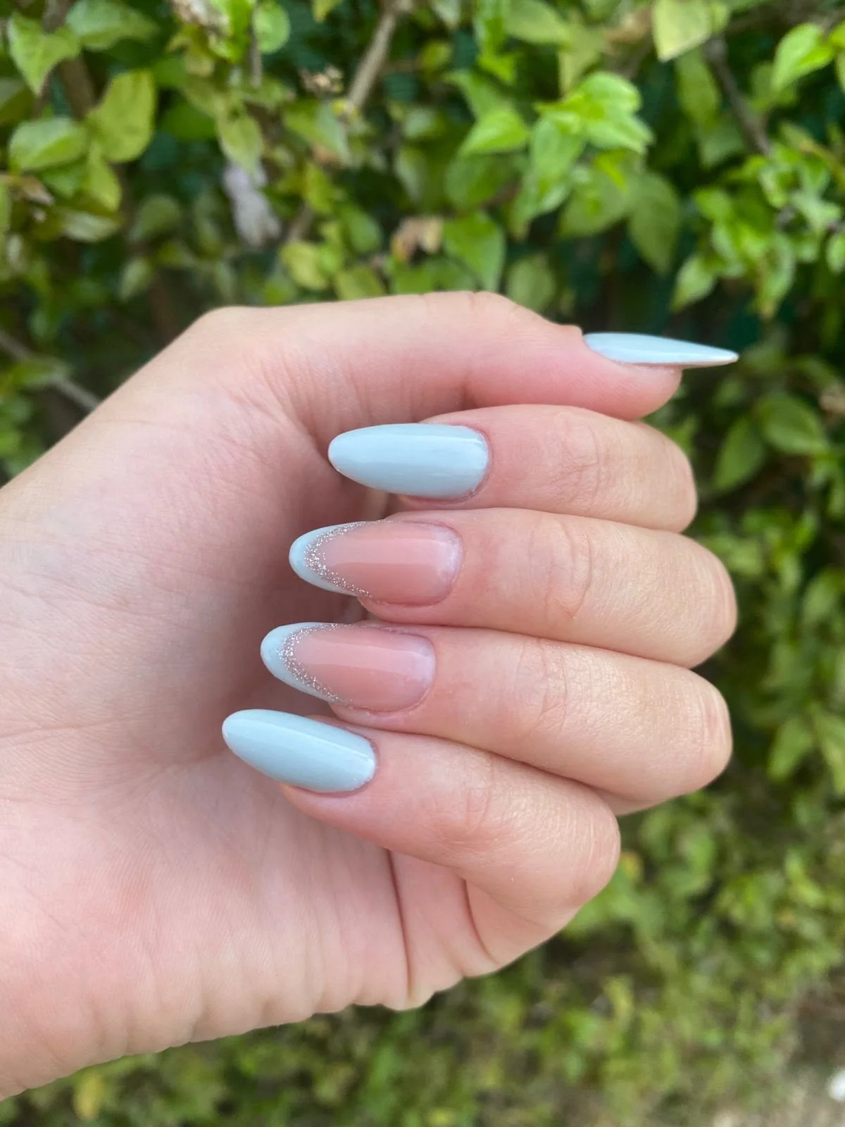 Unhas em azul claro e rosa com detalhe delicado, resultado real da equipe Romana Hair Studio