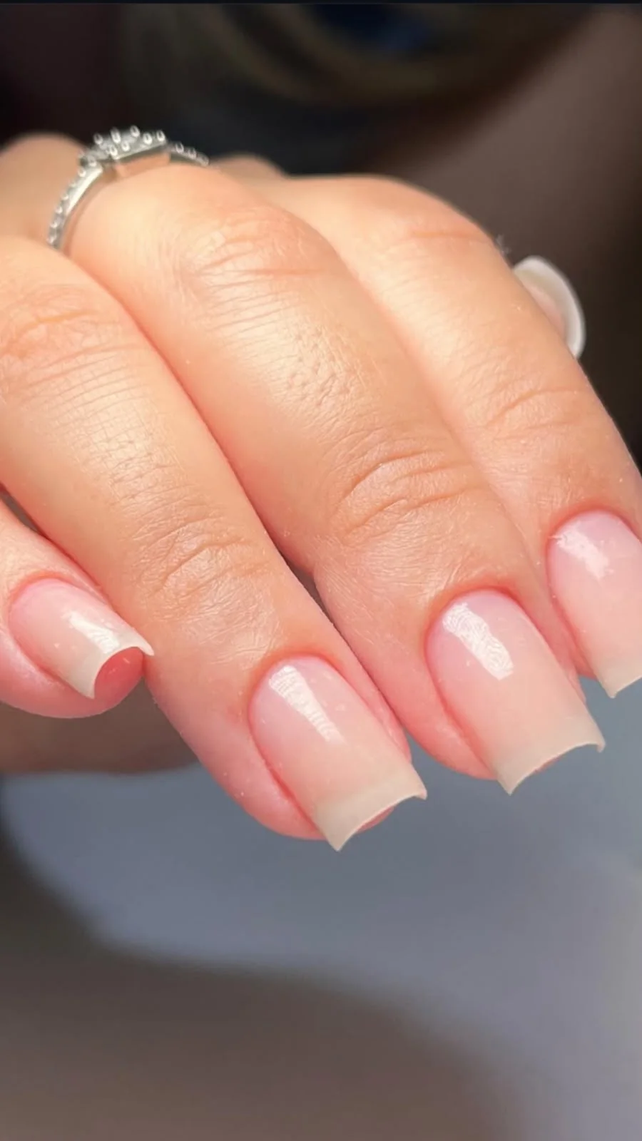 Unhas nude quadradas com pontas delicadas, resultado real da equipe Romana Hair Studio