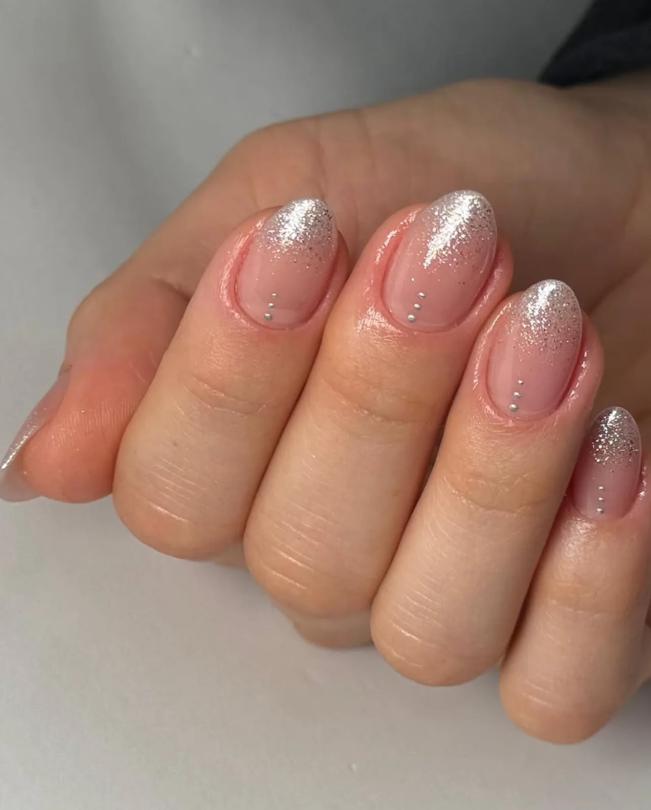 Unhas rosadas com brilho suave nas pontas, resultado real da equipe Romana Hair Studio