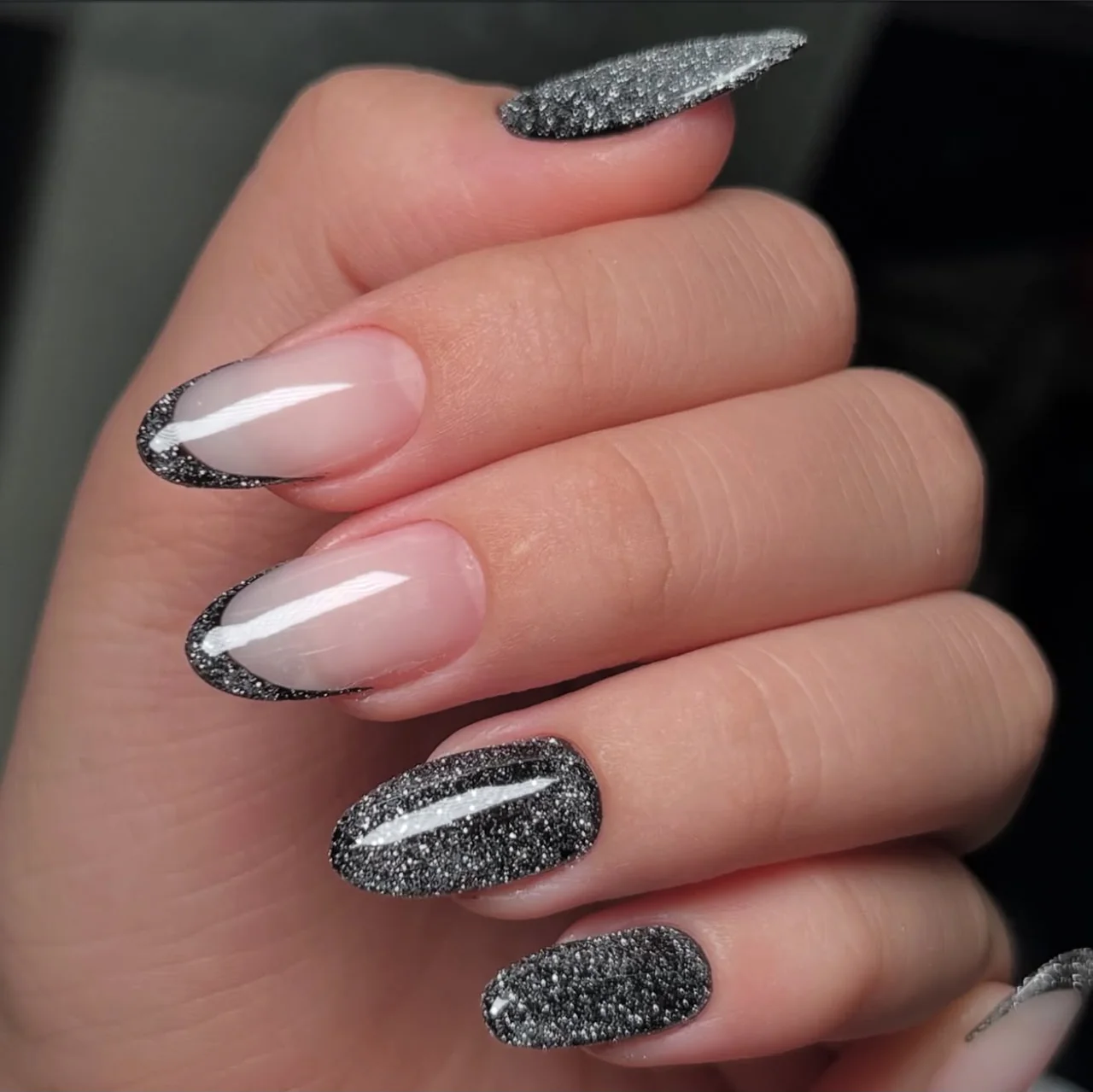 Unhas com francesinha preta e detalhes de brilho, resultado real da equipe Romana Hair Studio